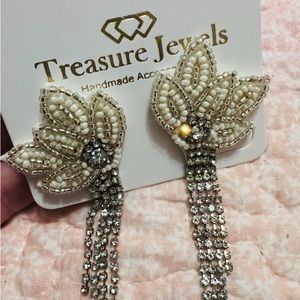 NWT: Treasure Jewels Vintage Floral Earrings